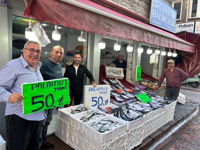 İnebolu'da palamut bereketi tezgahlarda fiyatı 40 liraya indirdi