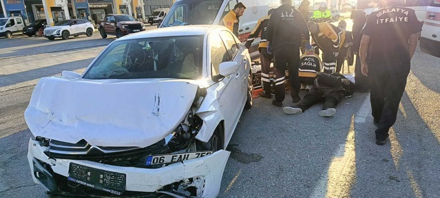 Malatya Akçadağ'da iki otomobil çarpıştı, 1'i ağır 6 yaralı hastaneye kaldırıldı