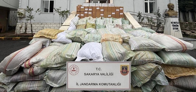 Sakarya Serdivan'da 1 şüphelinin ev ve iş yerinde 4 ton kaçak tütün ele geçirildi