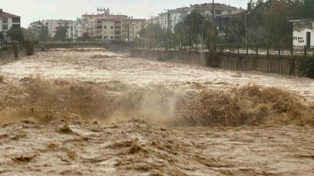 Yalova Çınarcık'ta toprak çökmesi sonrası 5 katlı binadan 20 kişi tahliye edildi