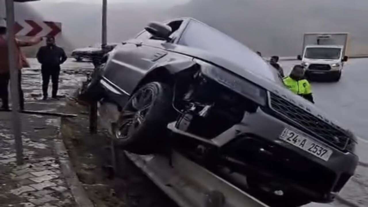 Otomobil, kayganlaşan yolda kontrolden çıktı!