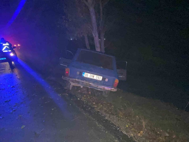 Bolu Mudurnu'da kontrolden çıkan otomobil ağaca çarparak 1'i ağır 2 kişiyi yaraladı