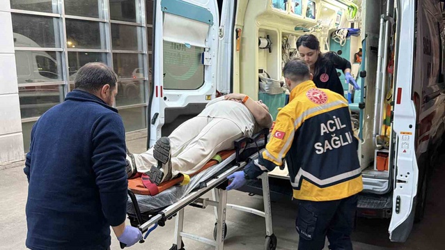 Adıyaman'da yardım için inen kadın, plakası belirsiz otomobilin çarpmasıyla yaralandı