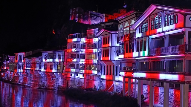 Amasya'da Yalıboyu evleri Cumhuriyet'in 103. yılında kırmızı beyaza büründü