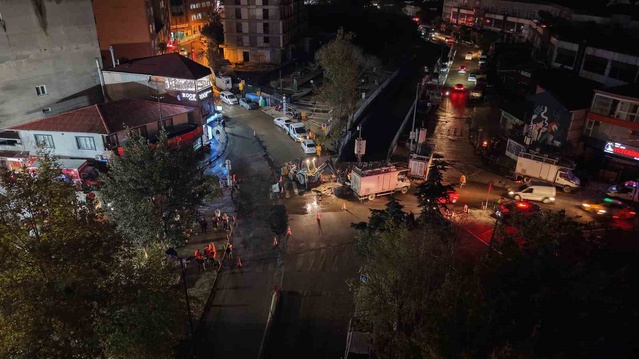 Sarıyer Ayazağa'da selde hasar gören yurt, saha ve dükkanların yıkımı akşam sürüyor