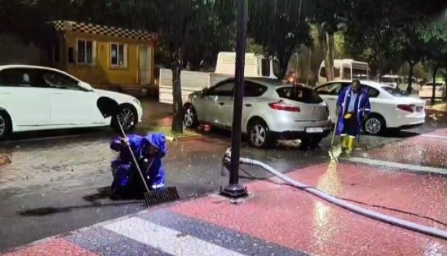 Mersin'de şiddetli yağış sonrası su baskınlarına belediye ekipleri müdahale etti