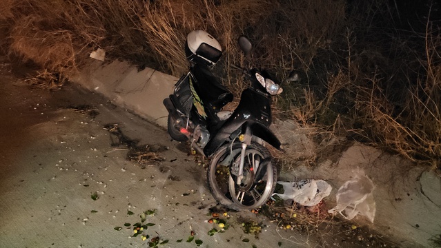 Ön lastiği patlayan motosiklet Çorum'da şarampole devrildi, sürücü ve eşi yaralandı