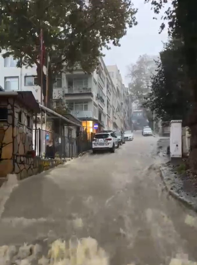 Meteoroloji uyarısı sonrası Sarıyer'de sağanakta yollar göle döndü, caddeyi su bastı