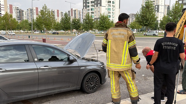 Kayapınar'da park halindeki araçta yılan paniği: Ekipler başaramadı, çevredekiler çıkardı