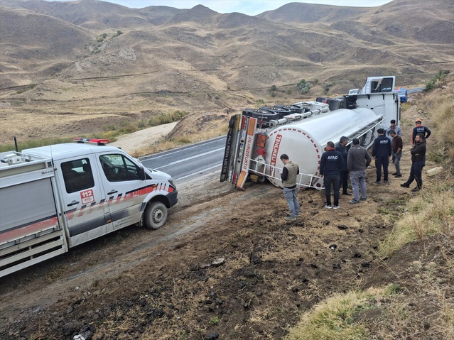 Hakkari-Van yolunda devrilen akaryakıt tankerinde sıkışan sürücü yaralandı