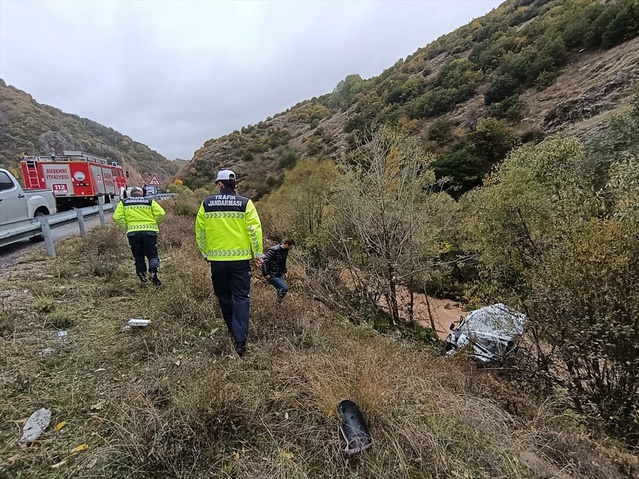 Sivas Suşehri'de dereye devrilen minibüsün sürücüsü yaralandı, hastaneye kaldırıldı