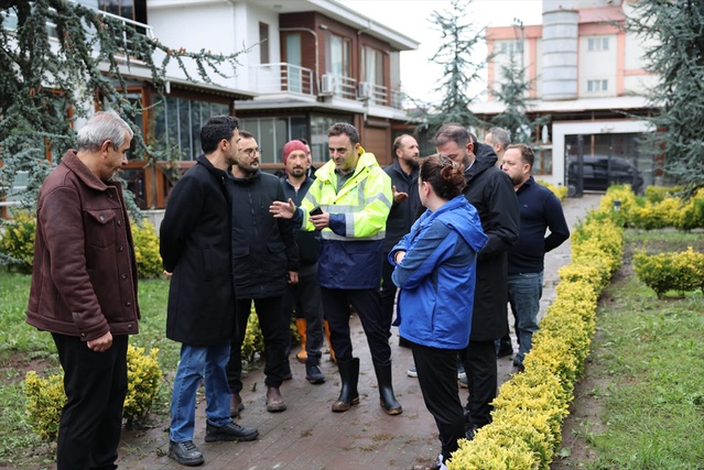 Başiskele Belediye Başkanı Özlü, sağanak sonrası mahallelerde vatandaşlarla görüştü