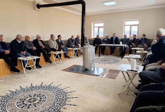 Demirözü Kaymakamı Ahat, Bayrampaşa köyünde talepleri dinleyip Muhtar Önal'dan bilgi aldı
