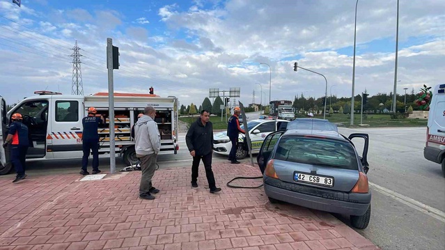 Karaman'da otomobil ile kamyonet çarpıştı, yaralanan 3 kişi hastaneye kaldırıldı