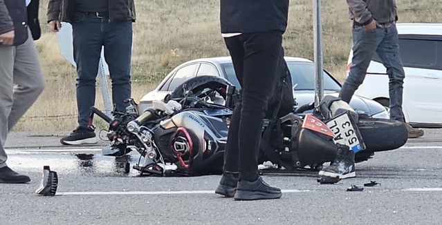 Bingöl Karlıova'da otomobil ve motosiklet çarpıştı, 3 yaralıdan biri hayati tehlikede