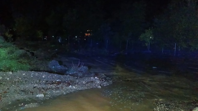 Bursa İnegöl'de sağanakta köprü çöktü, mahsur kalan sürücüler kurtarıldı