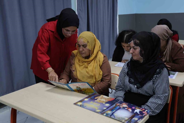 Adana Yüreğir'de yıllar sonra okuma-yazma öğrenen 18 kadın 5 aylık kursu bitirdi