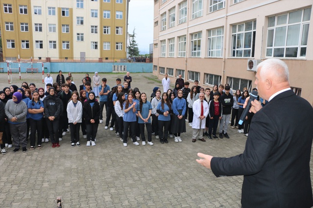 Of Milli Eğitim Müdürü Kabahasanoğlu öğrencilerle bayrak töreninde buluştu