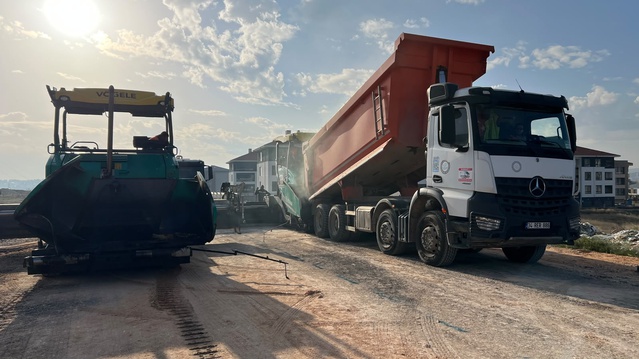 Eskişehir'de 8059. Cadde'de yol genişletme ve sıcak asfalt çalışması sürüyor