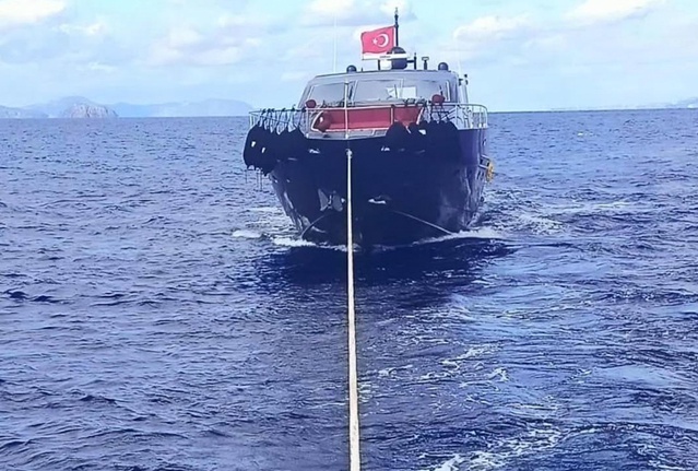 Datça açıklarında sürüklenen 27 metrelik tekne, KIYEM-6 botuyla yedeklendi