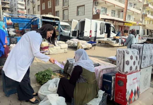 Kozluk'ta İlçe Sağlık Müdürlüğü meme kanseri farkındalığı için stant açtı