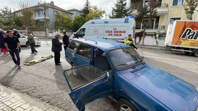 Karaman'da kavşakta iki otomobil çarpıştı, 1 yaralı hastaneye kaldırıldı