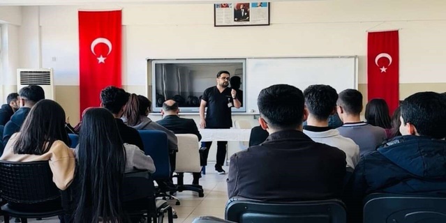 Şırnak Cizre'de diş hekimi Mesut Ozan lise öğrencilerine ağız sağlığını anlattı