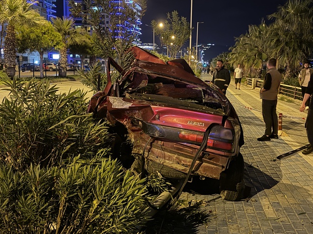 Antalya Alanya Mahmutlar'da iki otomobil çarpıştı, 2 yaralıdan biri ciddiyetini koruyor