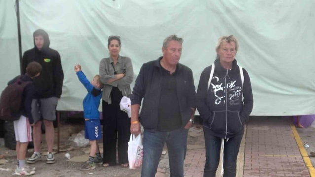 Antalya'da ani rüzgar Sosyete pazarında tenteleri devirdi, esnaf ürünleri topladı