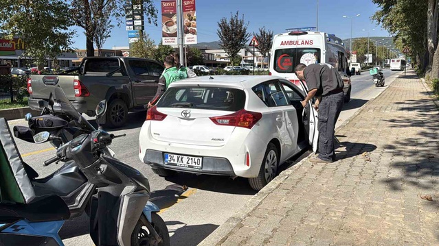Muğla'da kırmızı ışık ihlali iddiasıyla otomobil motokuryeye çarptı, kurye yaralandı