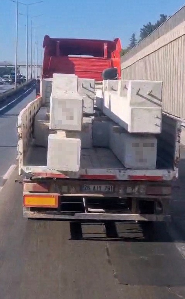 Eskişehir Çevreyolu'nda bağlanmadan taşınan 2,5 tonluk beton bloklar tehlike yarattı