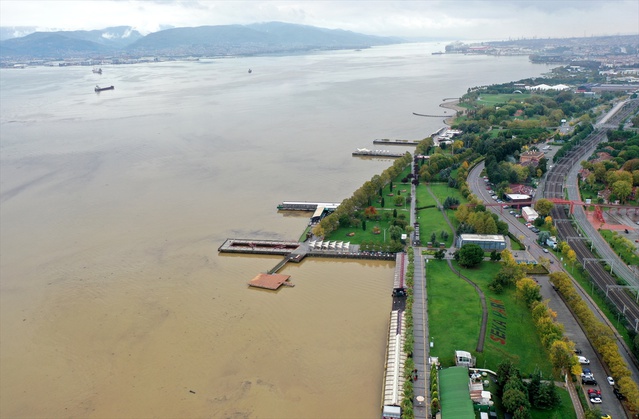 Kocaeli ve Zonguldak'ta sağanak sonrası deniz bazı kesimlerde kahverengiye döndü