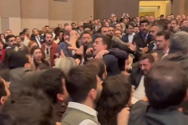 İstanbul Barosu seçiminde yumruklu kavga! Açılan bayrak ve atılan sloganla ortalık karıştı