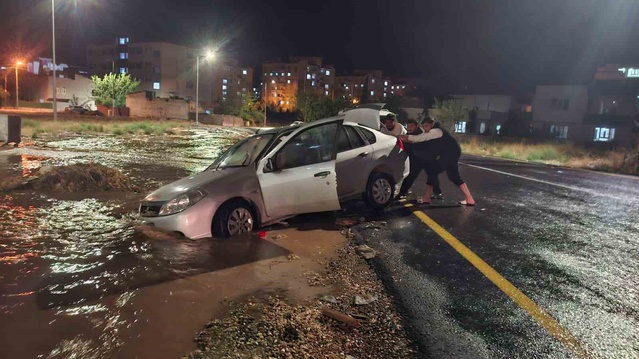 Adıyaman Kahta'da sağanakta sel suyuna giren otomobil caddede mahsur kaldı