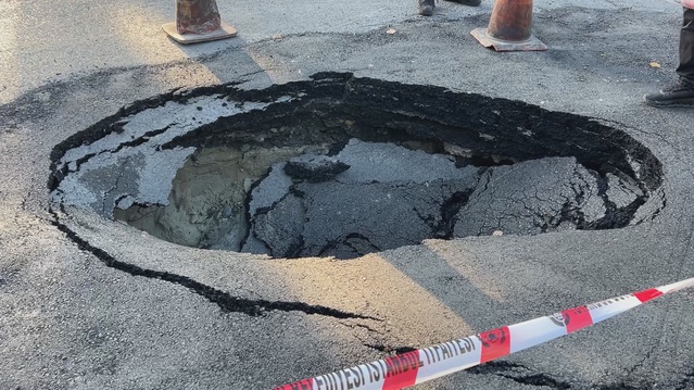 Beşiktaş'ta aynı noktada ikinci çökme: Yol, okul servisi geçtikten dakikalar sonra göçtü
