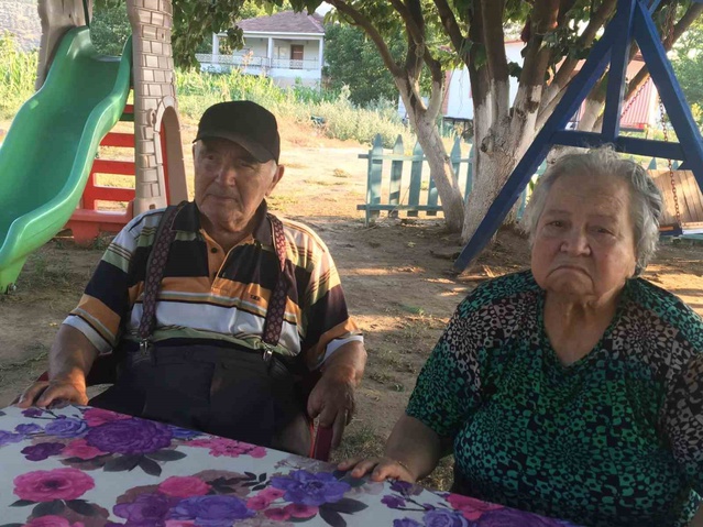 İzmir Tire'de 87 yaşındaki adam, 2 ay ayrı kaldığı eşine sarılmak için ayağa kalktı