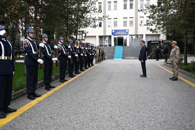 Erzurum Valisi Baruş, İl Jandarma Komutanı Yıldız'ı makamında ziyaret etti
