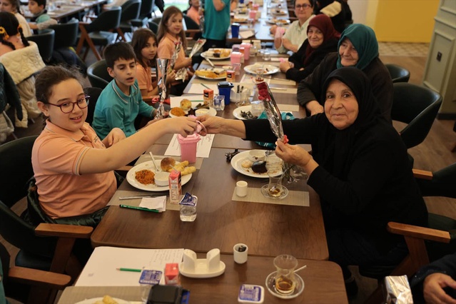 Kapaklı'da YADES etkinliğinde yaşlılara dijital okuryazarlık eğitimi verildi