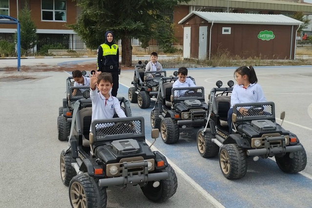 Bilecik'te trafik ekipleri 35 ilkokul öğrencisine uygulamalı eğitim verdi
