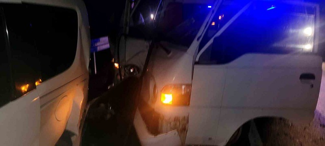 Alanya'da yol kenarındaki otomobile çarpan kamyonetin sürücüsü yaralandı