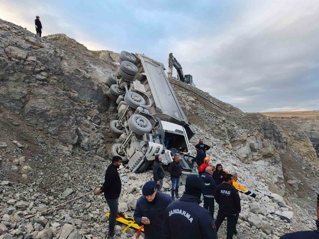 Sivas Ulaş'ta taş ocağında devrilen kamyonun sürücüsü yaralandı