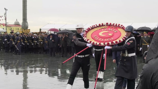 İzmir'de 29 Ekim Cumhuriyet Bayramı'nda Vali Elban, Atatürk Anıtı'na çelenk sundu