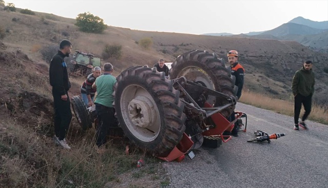 Erzincan Kemah'ta devrilen traktörün altında sıkışan 75 yaşındaki sürücü kurtarıldı