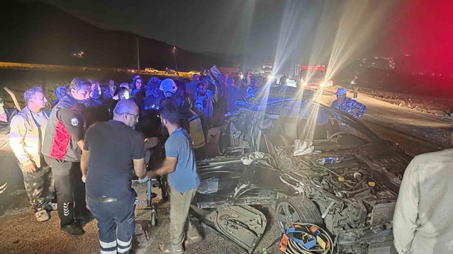 Hatay Hassa'da otomobil ile traktör çarpıştı, 3 yaralı itfaiye ekiplerince kurtarıldı