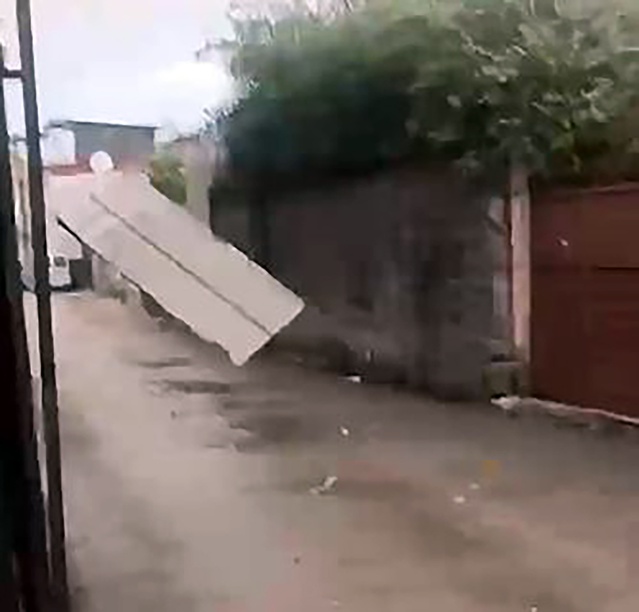 Adana Yüreğir'de sağanak ve fırtına prefabrik ev çatılarını söktü, hortum kaydedildi