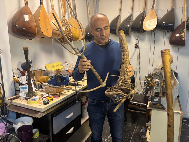 Ankara'da saz ustası Cengiz Erdoğan, 10 günde 1 metre 35 santimetrelik zurna yaptı