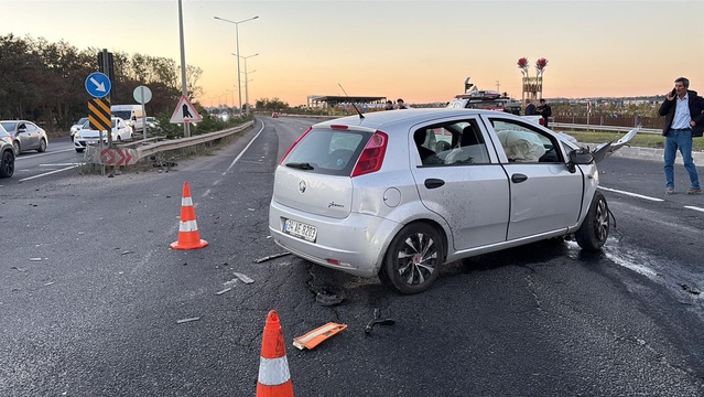 Tekirdağ Çorlu'da kafa kafaya çarpışan otomobillerde 5 kişi yaralandı