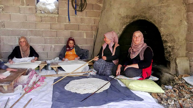 Kayseri Yeşilhisar'da kadınlar kışlık yufka ekmeğini tandırda imeceyle pişiriyor