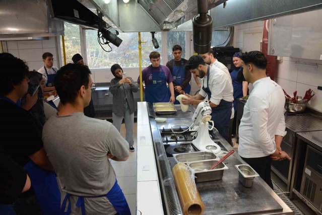 Anadolu Üniversitesi Gastronomi Kulübünün pizza atölyesinde öğrenciler hamur açtı