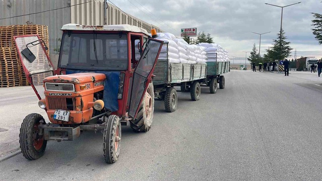 Karaman'da panelvan, traktörün römorkuna arkadan çarpınca sürücüsü yaralandı